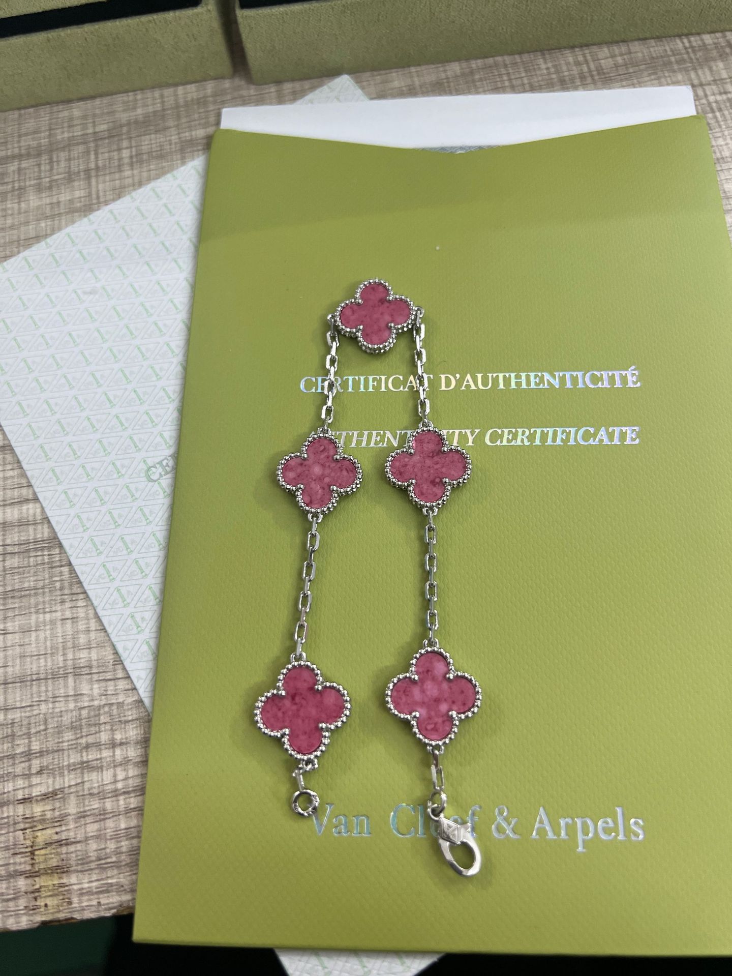白金色蔷薇石