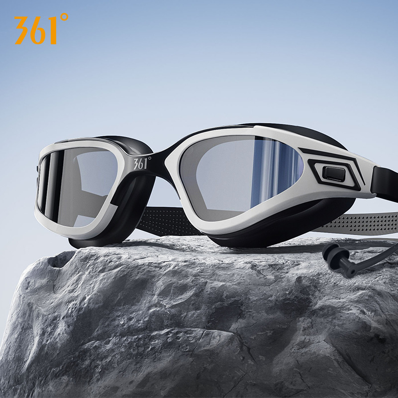 팬더 블랙은 귀마개를 착용합니다.