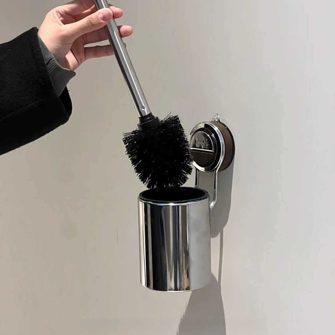 Щетка для унитаза с ощущением легкой роскоши, настенная с двумя присосками, бытовая щетка для чистки ванной комнаты из нержавеющей стали без мертвых углов.
