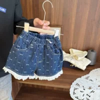 Детские джинсовые шорты, лето 2025, новый стиль, верхняя одежда для девочек, универсальные кружевные тонкие шорты, модные для детей маленького и среднего размера.