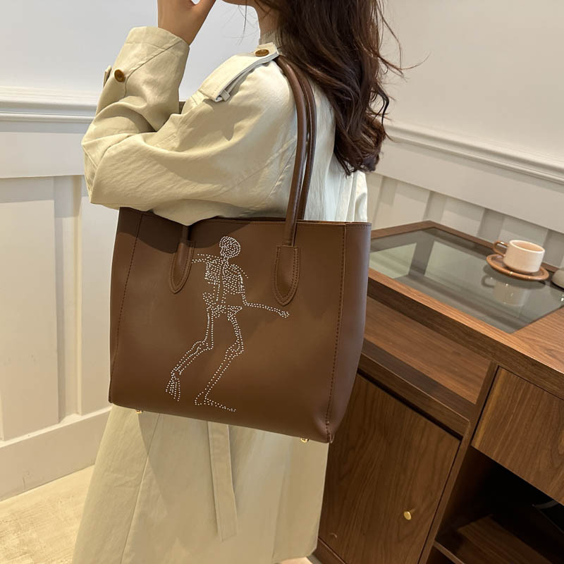 Alto sentido de la bolsa de transporte de invierno 2024 nuevo estilo versátil de gran capacidad de hombro brazo bolso especial de moda