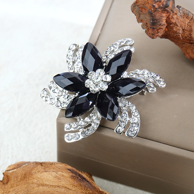 Vintage Style Flower Alloy Plating Inlay Rhinestones Unisex Brooches display picture 2