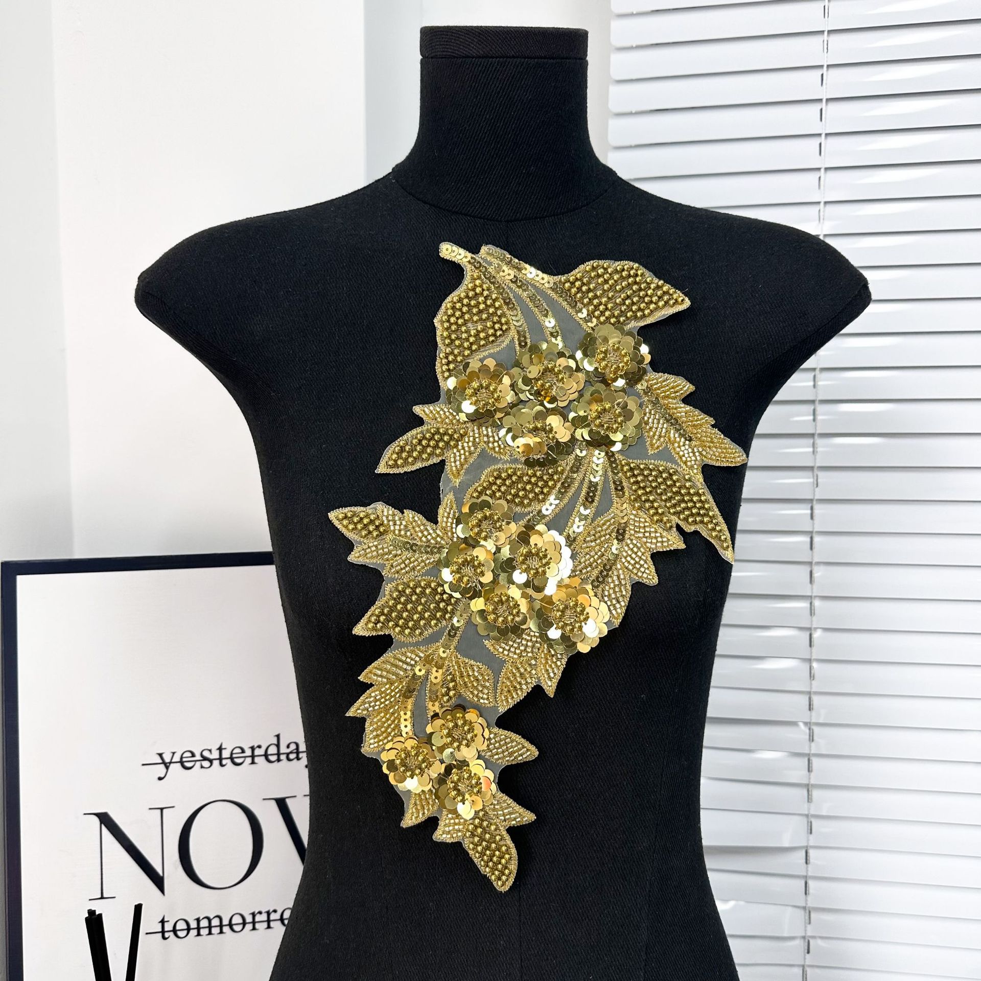 Ventas transfronterizas calientes de bordado de malla sequinilla de tela de color plateado pegado vestido vestido vestido de rendimiento ropa accesorios DIY