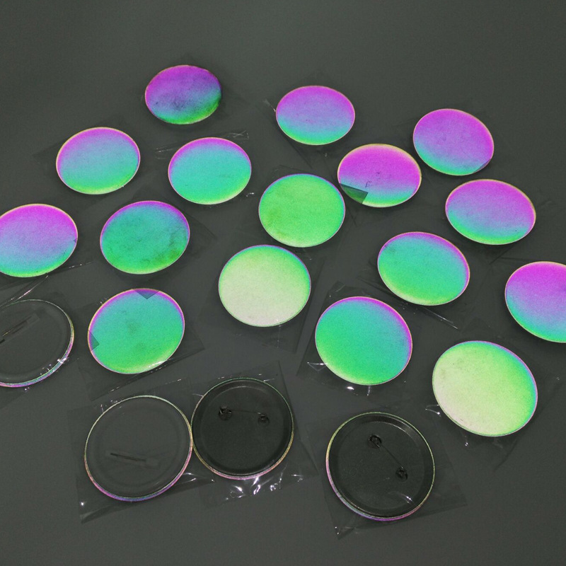 源头厂家供应5mm马口铁金属徽章炫彩幻彩七彩反光PVC胸章卡通胸牌