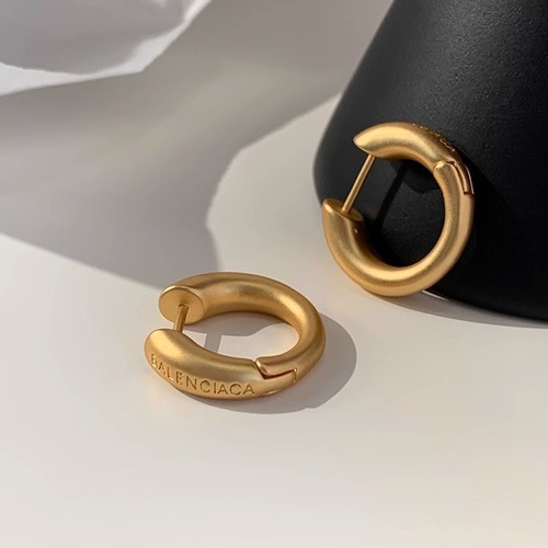French-style temperament gold metal round hoop earrings with a misty matte sanding, simple and grand, high-end, light luxury ear hooks made of copper