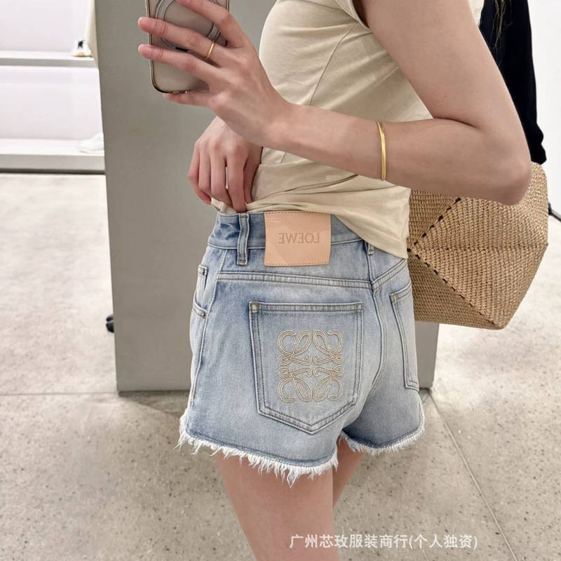 High-Quality~Luojia Original 2026 New Model with Leather Label, High-Waisted, Frayed Edge Design, Patterned A-Line Slimming Denim Shorts