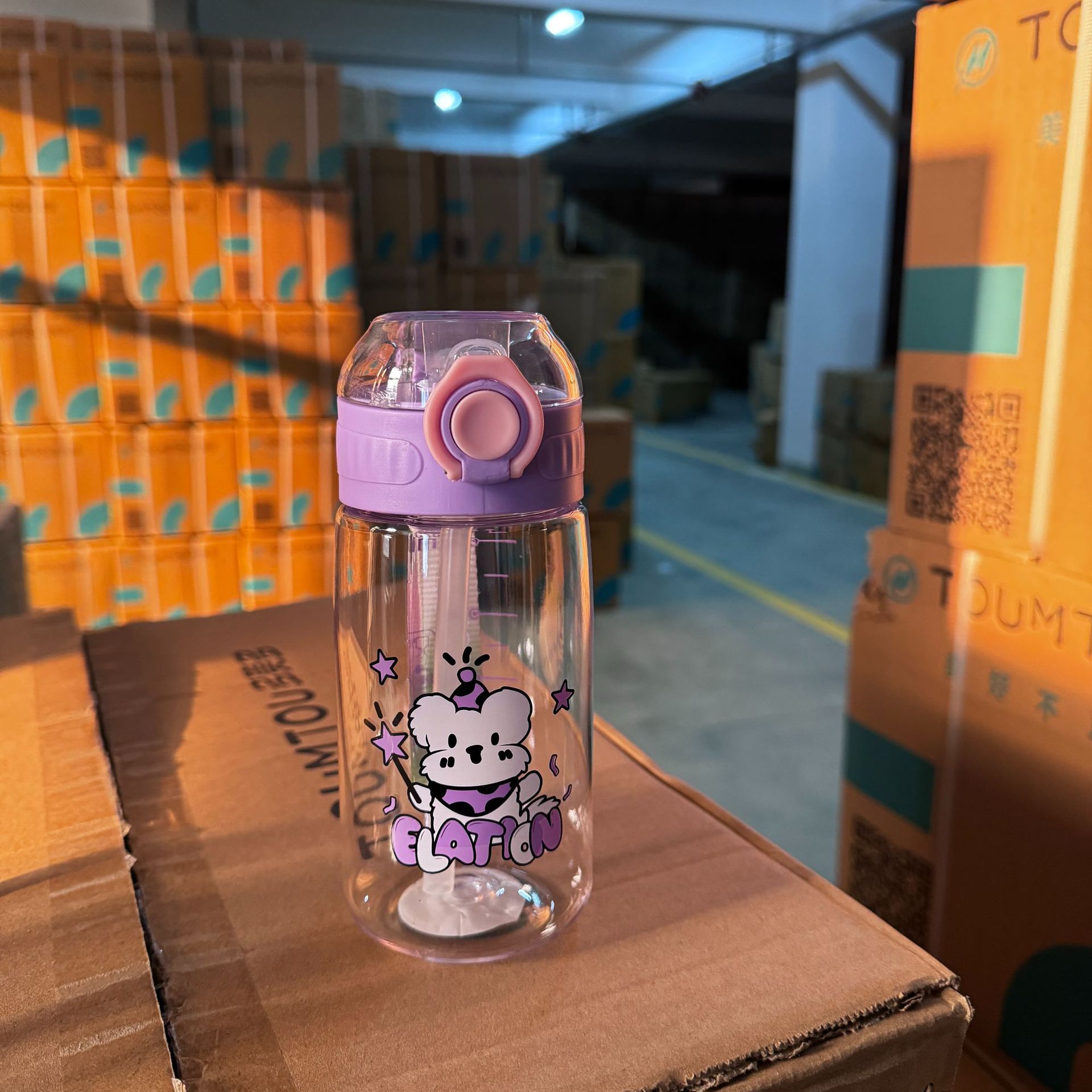 Taza de agua de plástico para niños, estudiantes masculinos y femeninos de verano, taza de espacio para la escuela, taza linda, taza de paja portátil, botella de agua al por mayor