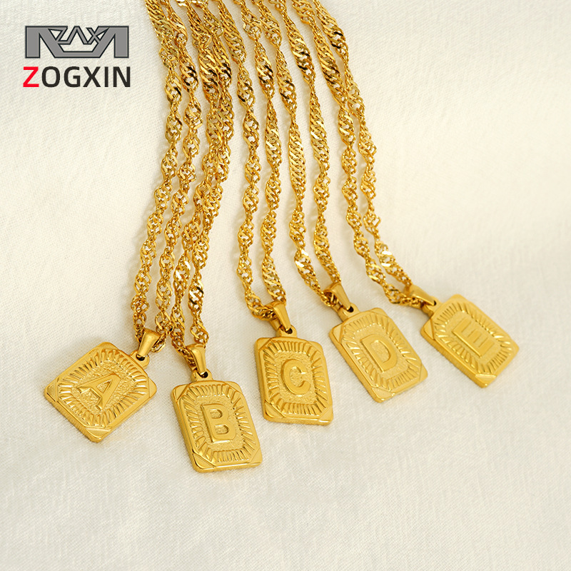Collar de cadena de onda de agua cuadrada de acero inoxidable europeo y americano transfronterizo moda de mujer Luz de lujo todo fósforo titanio acero 26 letra colgante