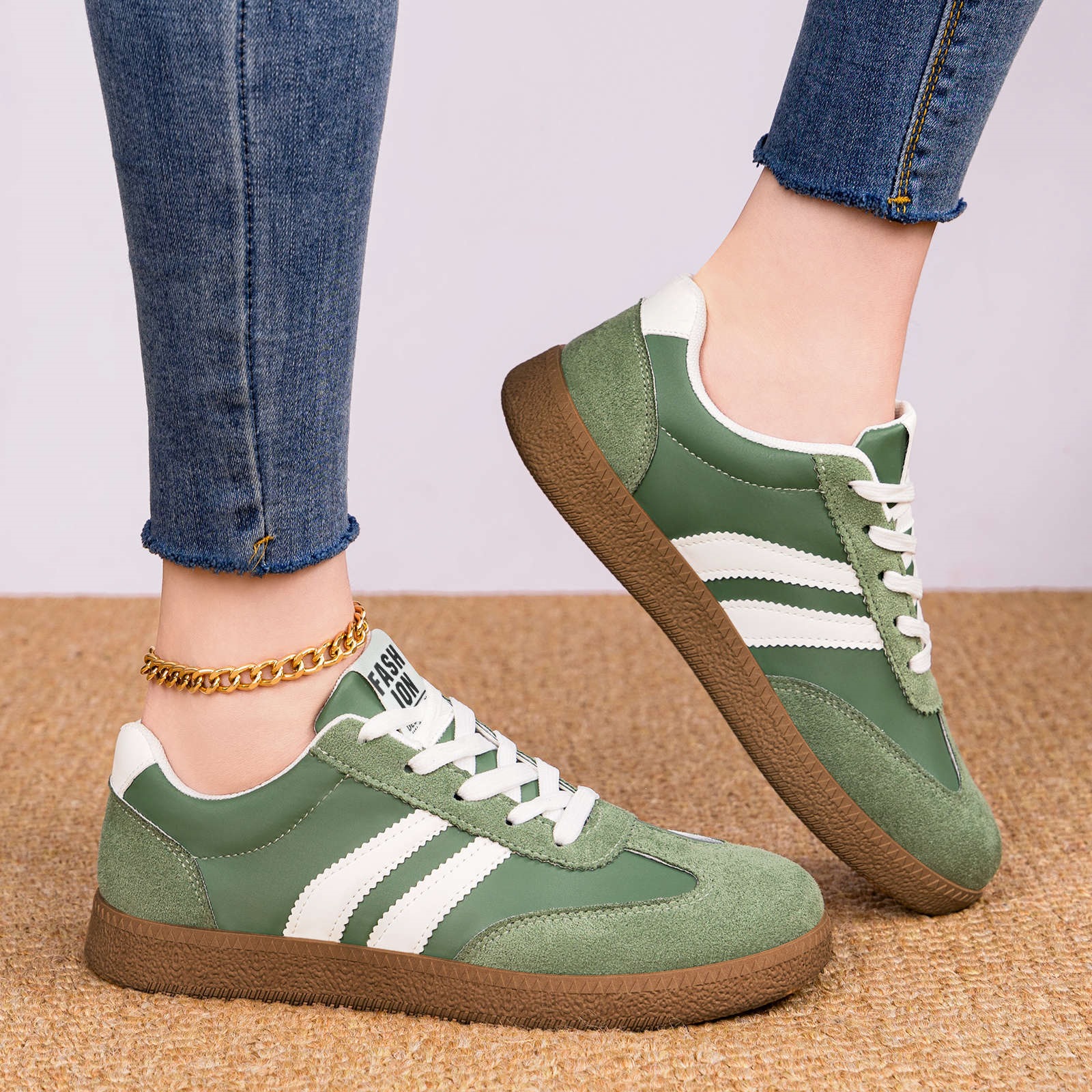 Zapatos de entrenamiento retro de primavera de mujeres nuevos zapatos de skate casuales a rayas de color combinados con zapatos de estudiante suaves al por mayor