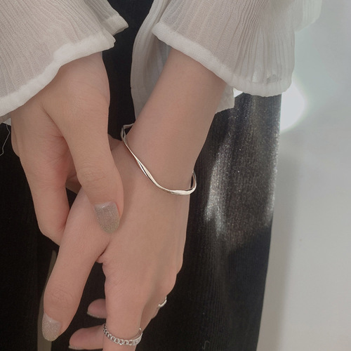 Möbius Geometric Bracelet, Young and Simple Temperament Wave Bracelet, Korean Style Light Luxury Niche Design Hand Accessory for Women