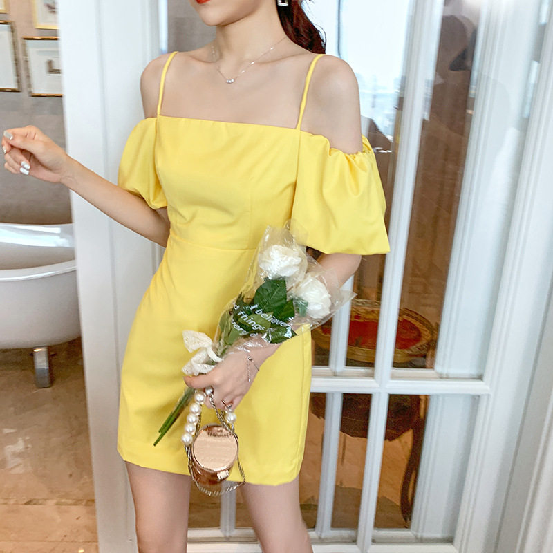 Đầm suông nữ cổ yếm tay phồng hở vai phong cách hiện đại — Màu vàng
