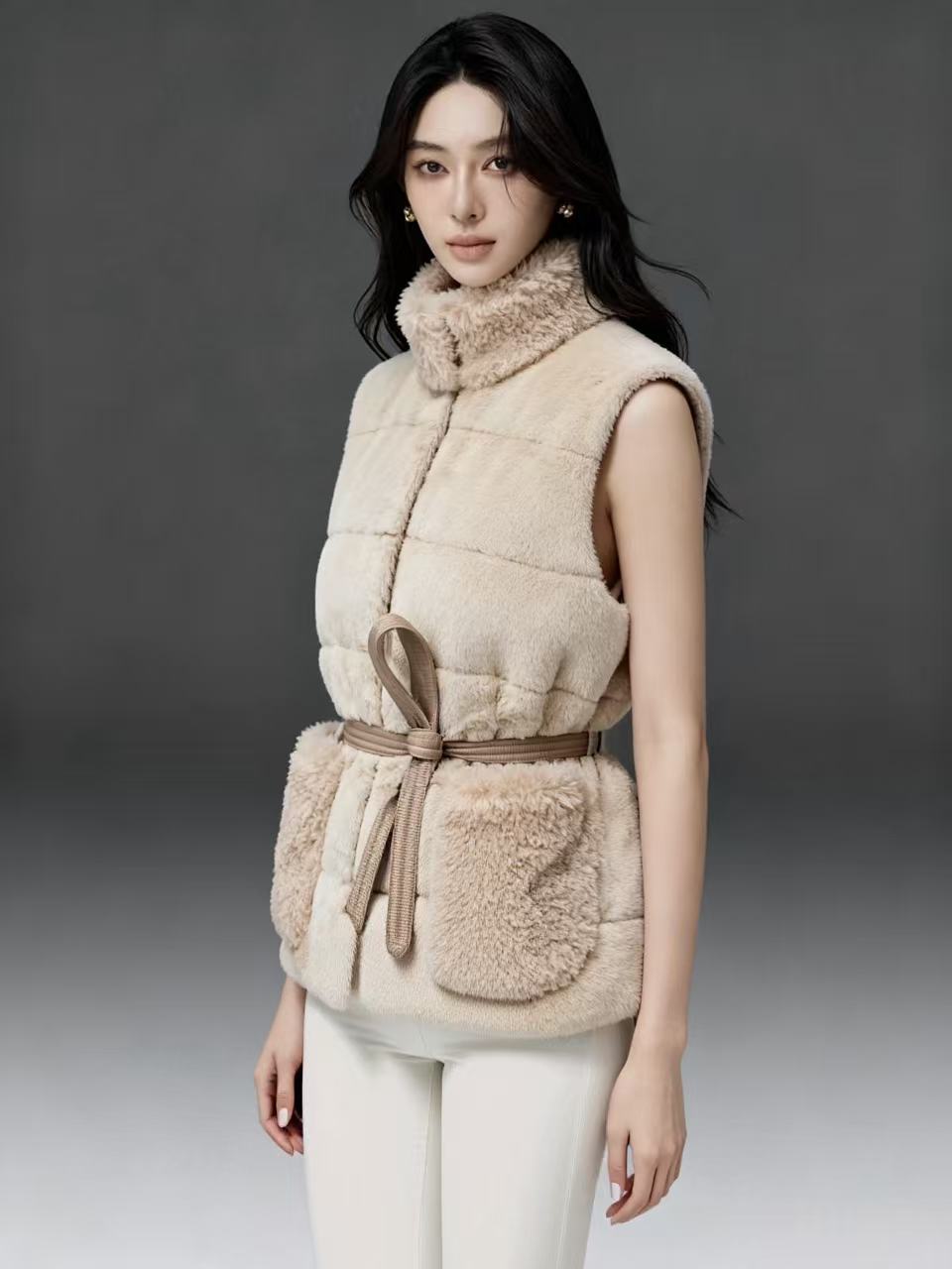 2025 otoño y invierno nuevo estilo de peluche de cuello sin mangas chaleco de pluma, nicho de diseño elegante y versátil