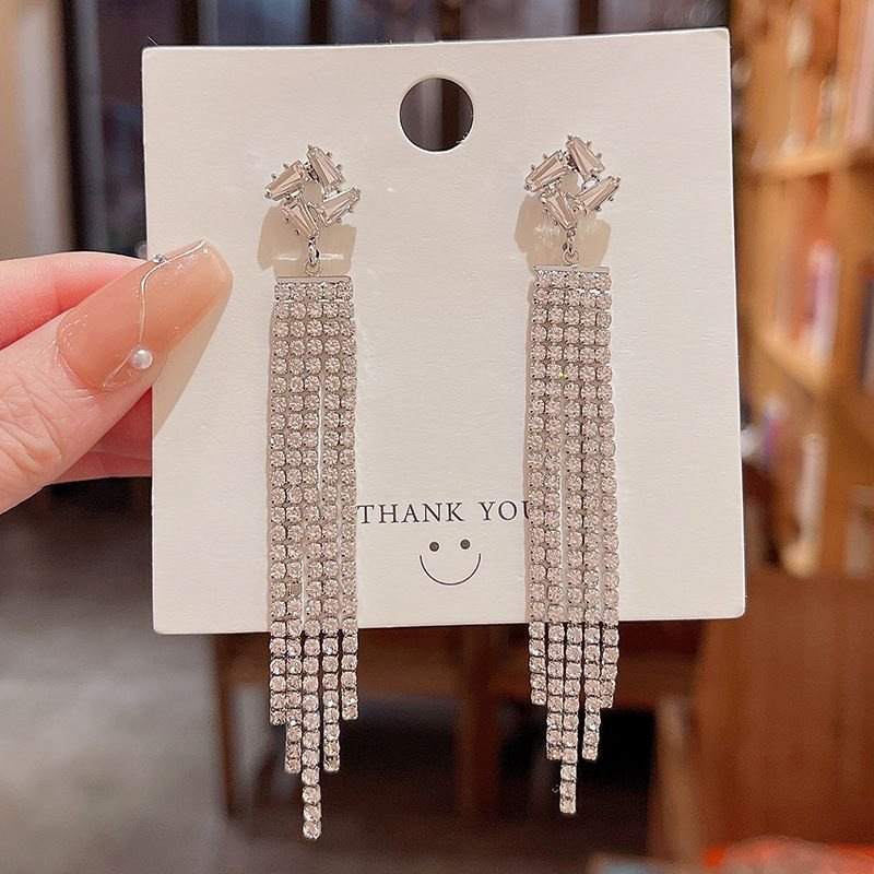 Europa y los Estados Unidos de largo diamante flash personalidad pendientes de diamante de frisa de moda femenina temperamento universal rojo en línea los mismos pendientes de orejas