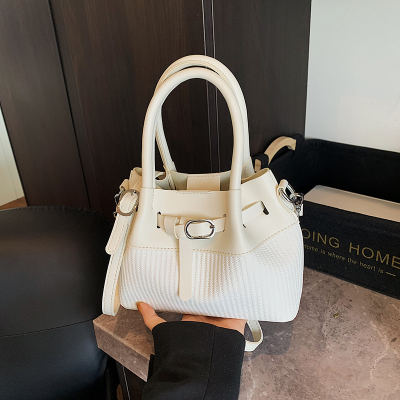 Bolso de textura transfronteriza 2025 verano nuevo bolso femenino diseño de nicho bolso de hombro bolso de mensajero tejido de moda