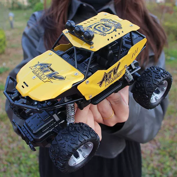 Mid -size high -speed rear drive climbing car climb [alloy version] high -end gold