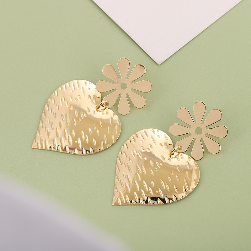 Retro Alloy Flower Love Heart Shape Earrings display picture 3