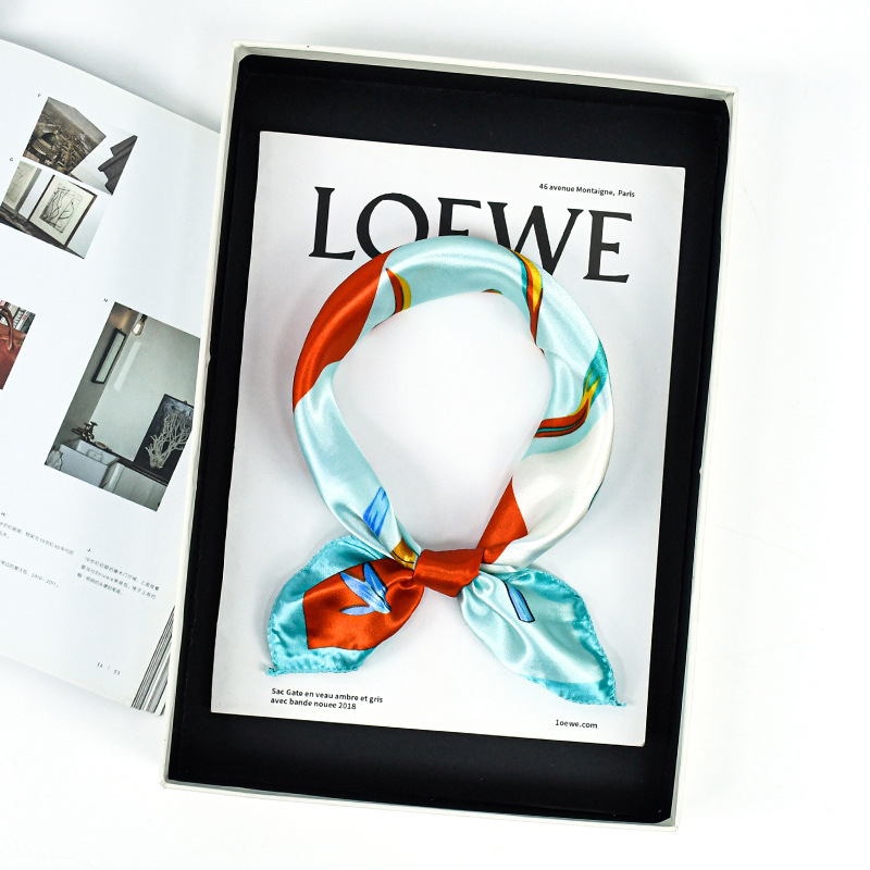 Alta sensación de primavera impresa pañuelo 50 color cuello de cor corta pañuelo cuadrado de color flor francesa retró pañuelo de seda damas