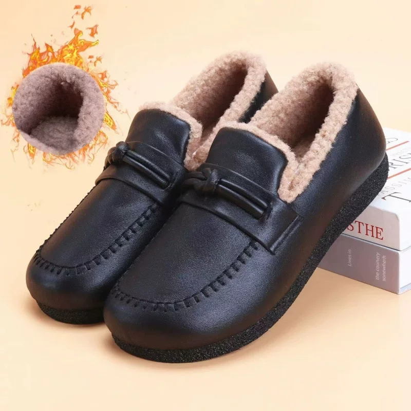 Демисезонная обувь на флисе для мамы, утеплённые кожаные туфли, мягкая подошва