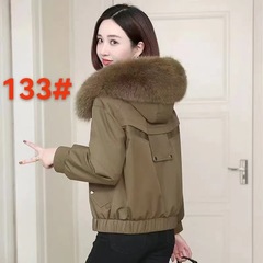 パーカー服の女性は冬に新しいベルベットの綿入れの服を着て腰を厚くして暖かい毛の襟のコートを着ます