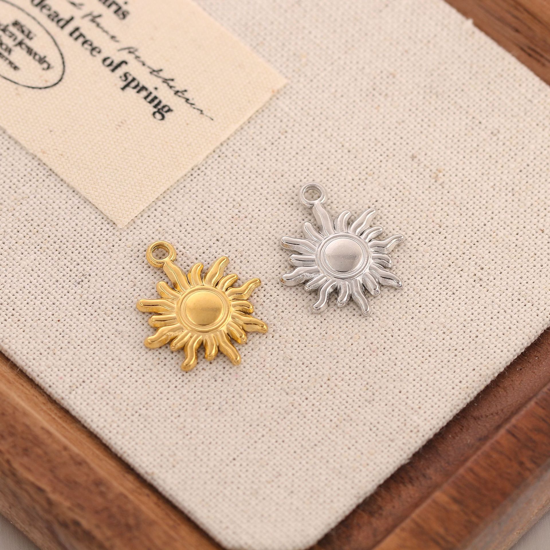 17 * 20mm Jewelry Making Size 1 Piece 17 * 20mm 304 Stainless Steel 18K Gold Plated Sun Pendant