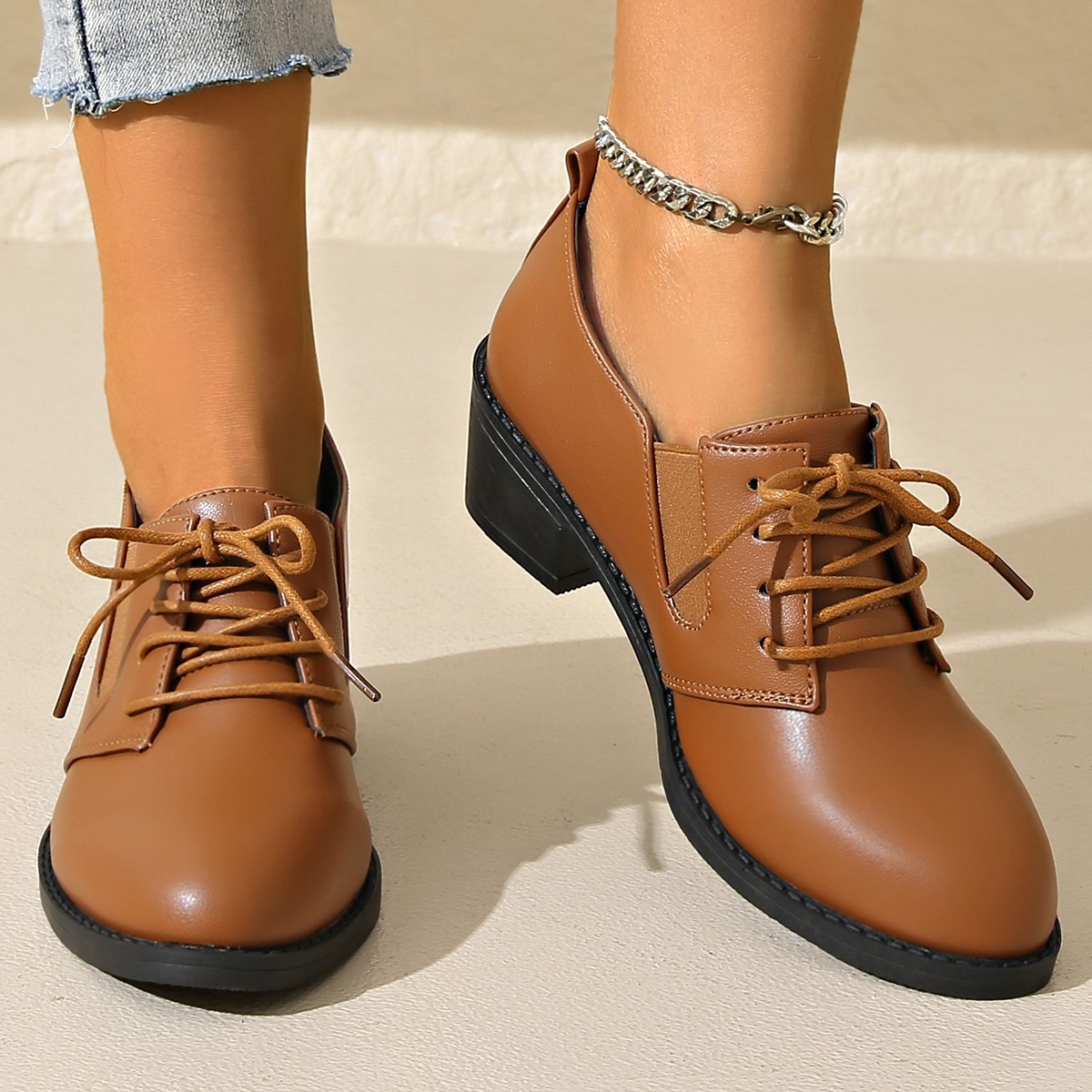Damesschoenen met dikke hak en vetersluiting in retrostijl, gemaakt van leer, lage modellen, professionele uitvoering, plus size._voghion.com