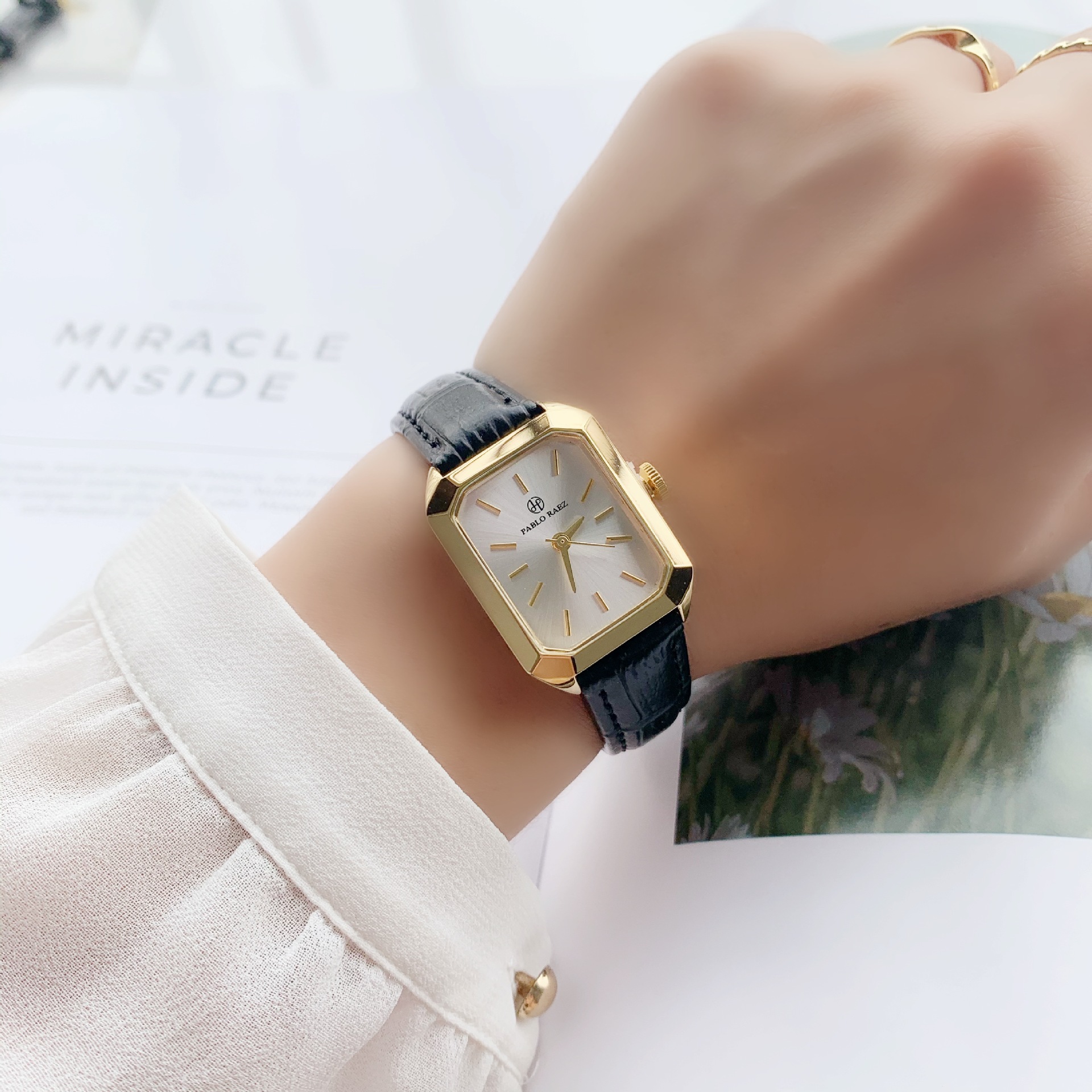 Nuovo piccolo orologio verde di lusso leggero Cintura casual alla moda Orologio da donna Quadrante quadrato Orologio da lavoro Regalo di fascia alta per impiegati e studenti_voghion.com