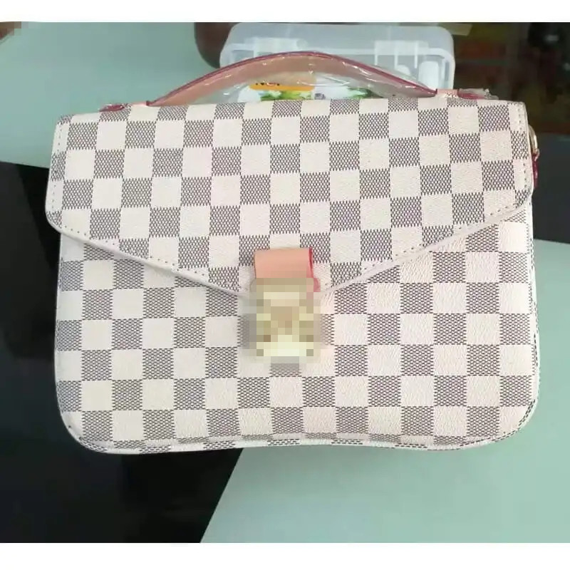 El mismo bolso de mujer 2024, la nueva versión coreana de la moda, con hebillas oblicuas, bolsos cuadrados pequeños, bolsos estampados retro