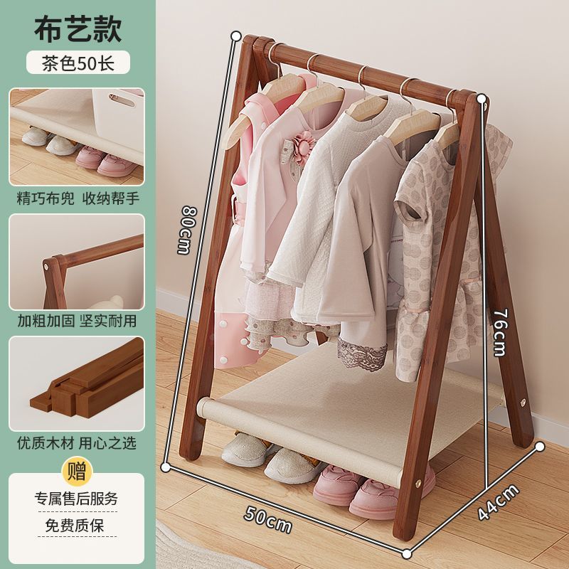 家庭用子供の寝室の赤ちゃんの家は床に落ちて服を掛けます。|undefined