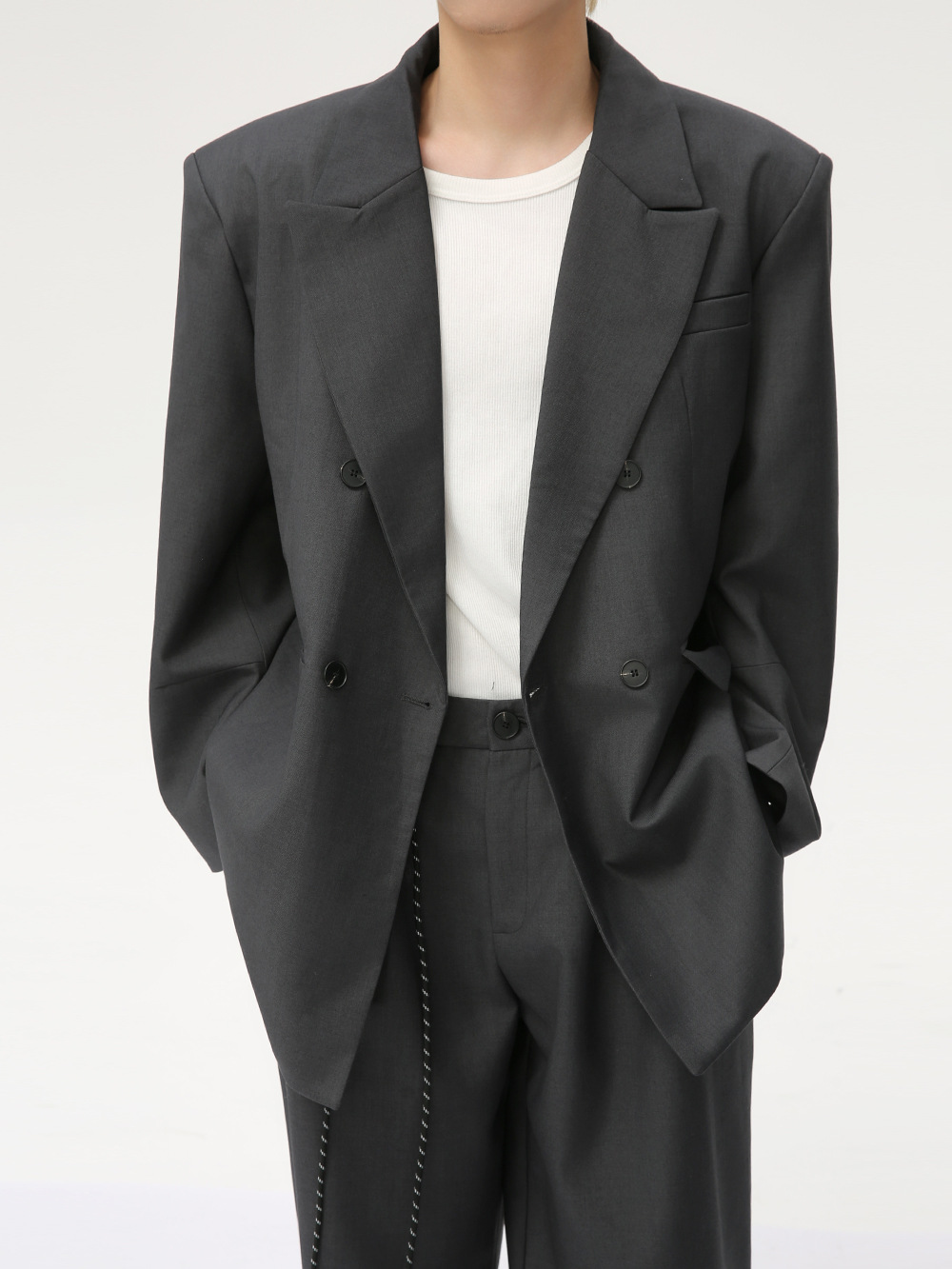 MTLCLOTHES Hombres| Nueva sensación de alto nivel estereoscópico hombro ancho ligero cojín de hombro abrigo recto pantalones casuales