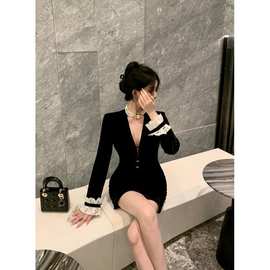 金丝绒拼接蕾丝长袖v领连衣裙女秋冬季气质小黑裙子收腰包臀短裙