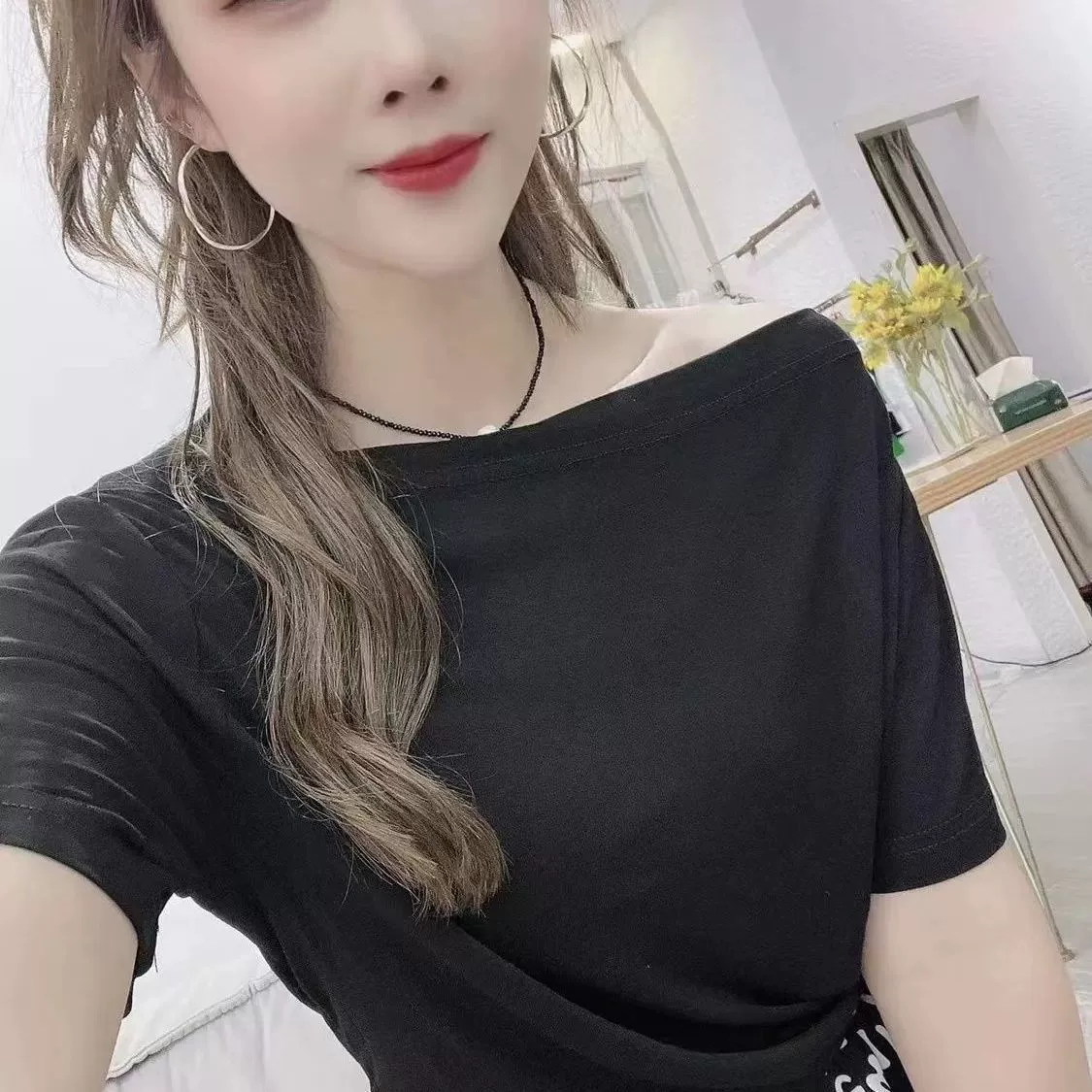 Женская черная футболка с наклонными плечами и короткими рукавами, простой Свободный Топ в западном стиле, стройнящий, универсальный топ в западном стиле, Новинка лета 2023 года