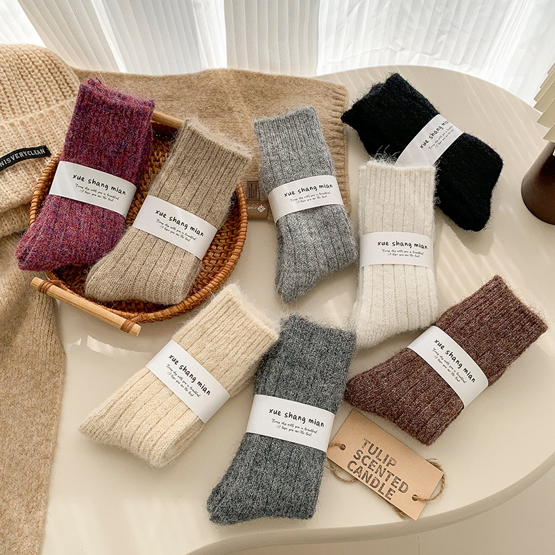 Calcetines para mujeres de otoño y invierno gruesas de lana de oveja de color sólido coreano de agujas gruesas calientes de estilo universitario calcetines de pila en casa