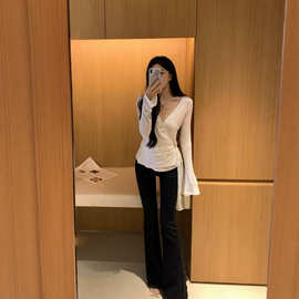 何晨曦 深蓝色微喇叭牛仔裤2026新款高腰修身显瘦弹力提臀裤子女