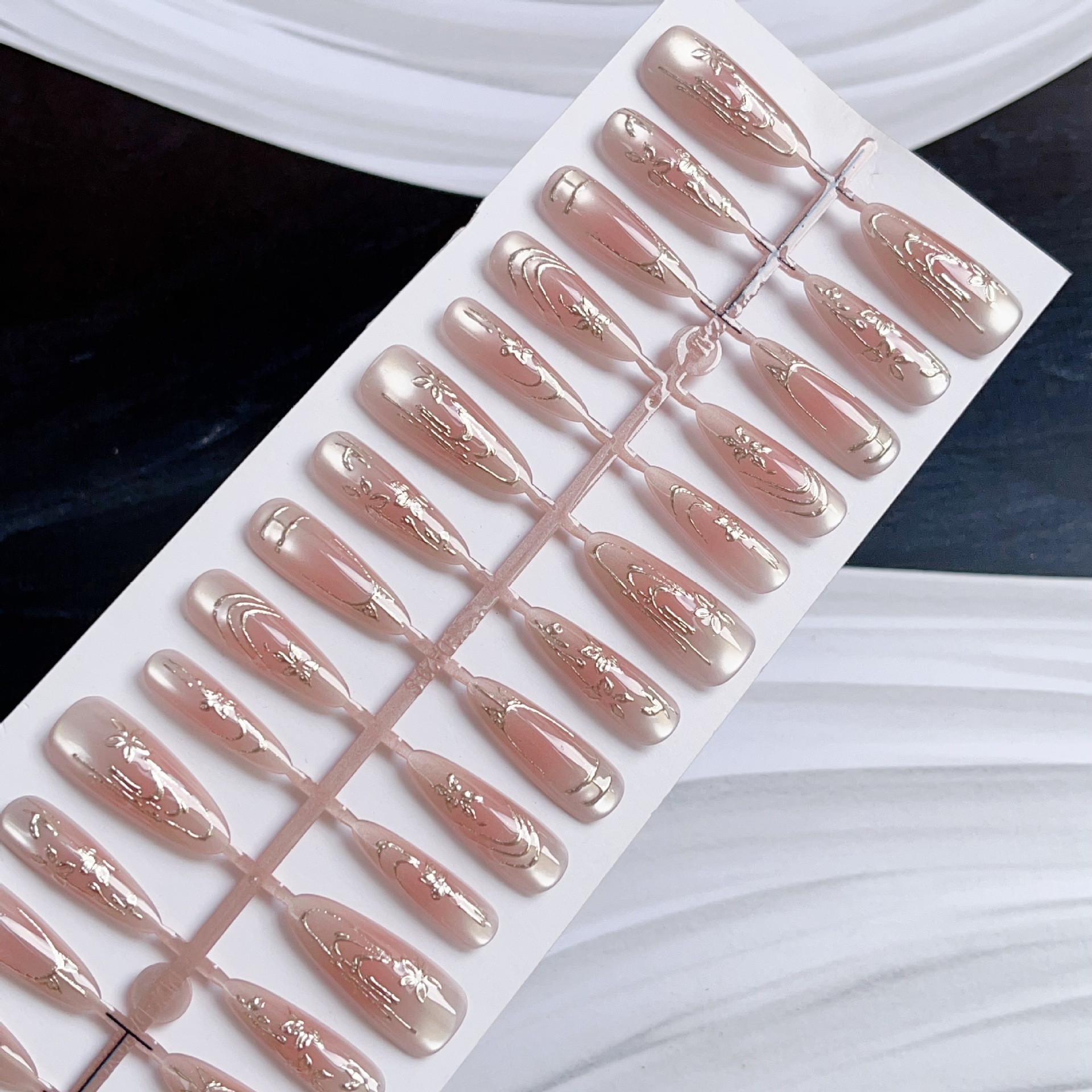 2024新款長杏仁鎏金腮紅暈染穿戴甲高級感純色30片預製美甲貼