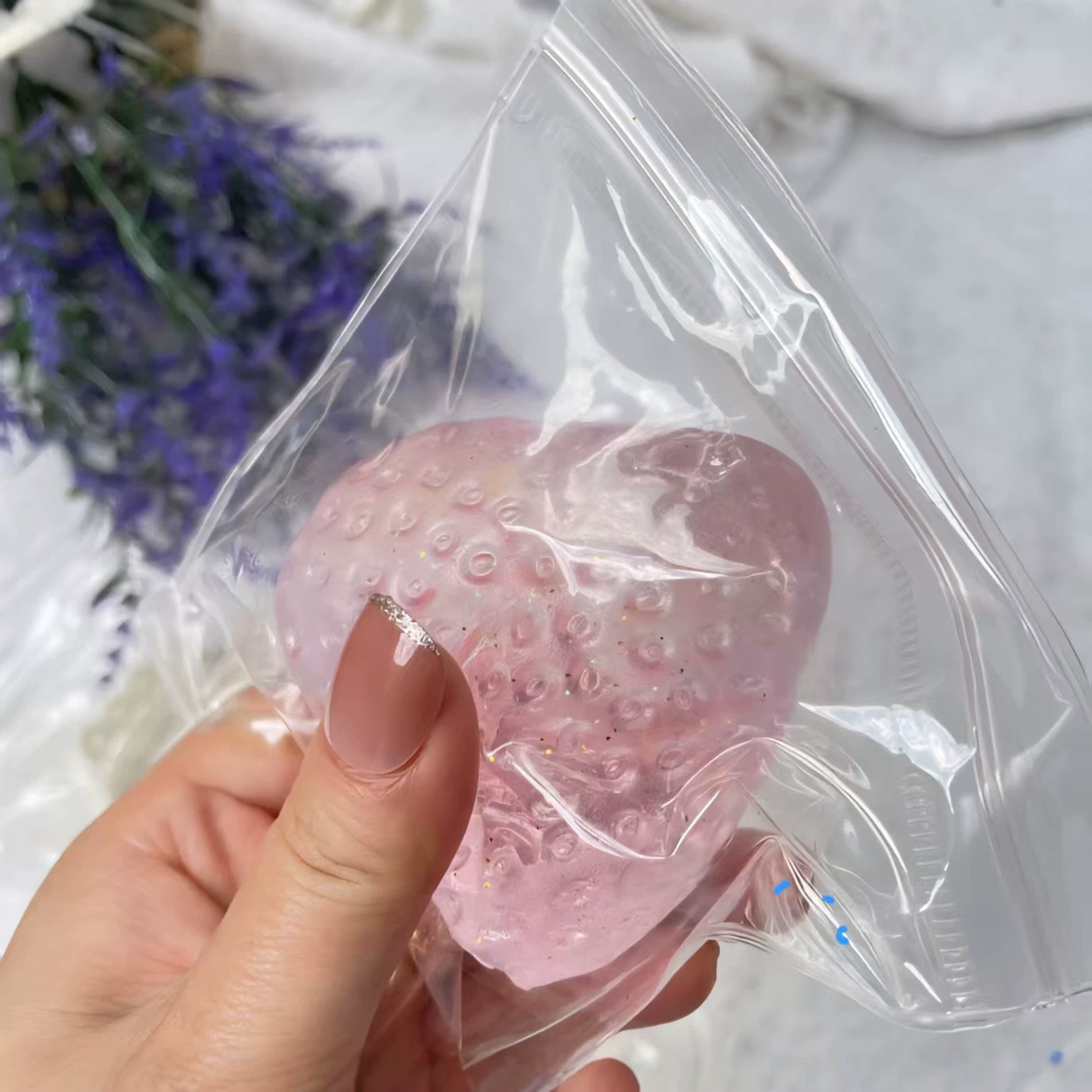 Pequeño libro rojo pellizco le fresa imitación de barro de silicona alta sensación de valor facial mano descomprimir comida jugar diy fábrica directa