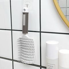 赤いふわふわとした大きな曲がりくねった髪の形でマッサージします。