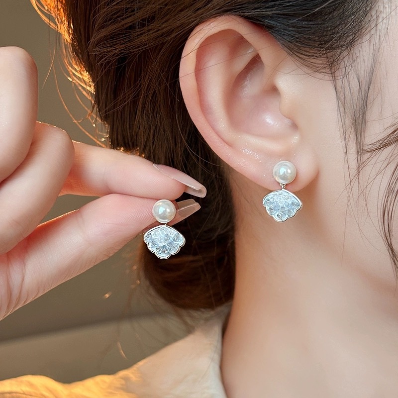 design universal elegant earrings