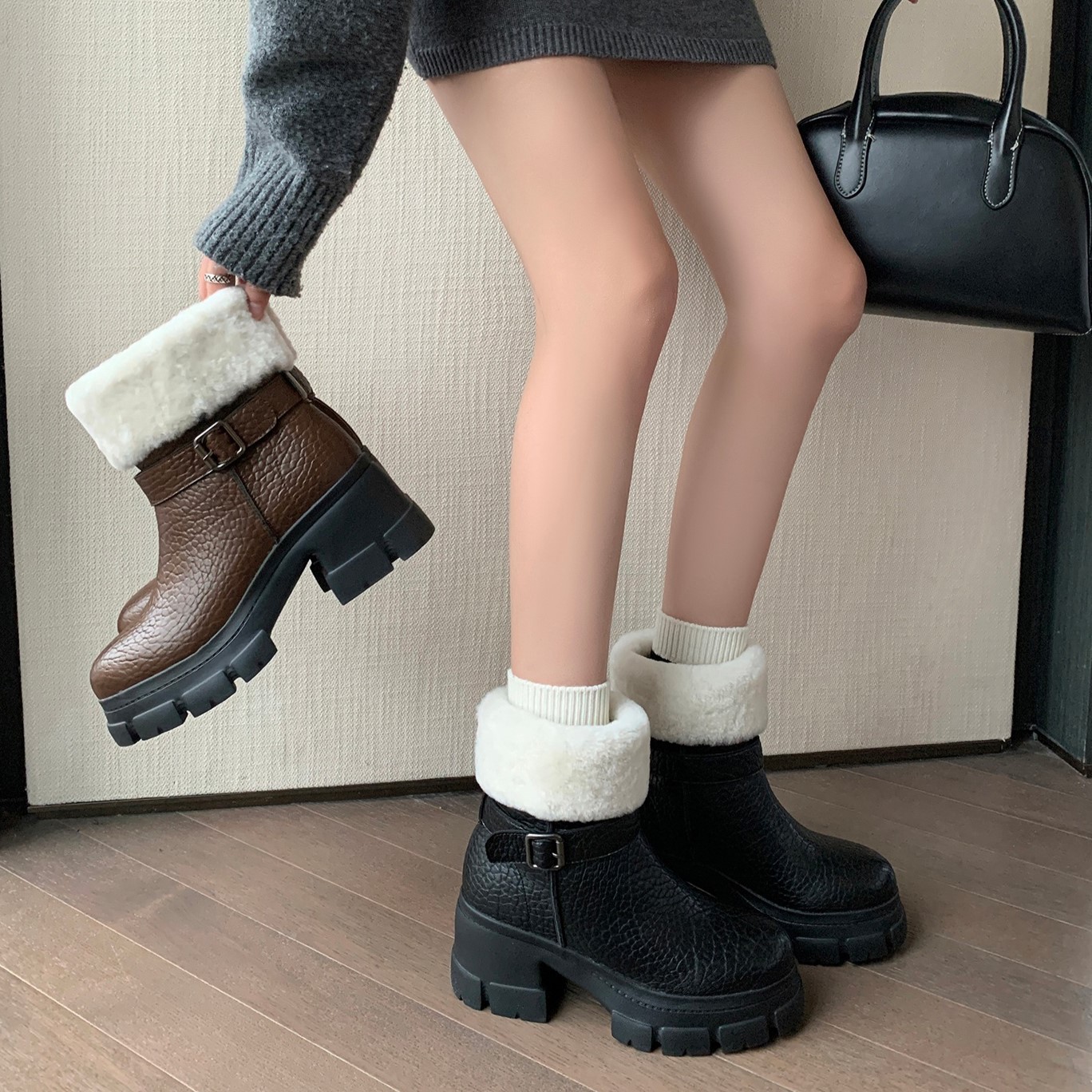 Boot tuyết nữ da thật cổ ngắn lót lông cừu, đế dày khóa thắt lưng gót vuông — màu nâu