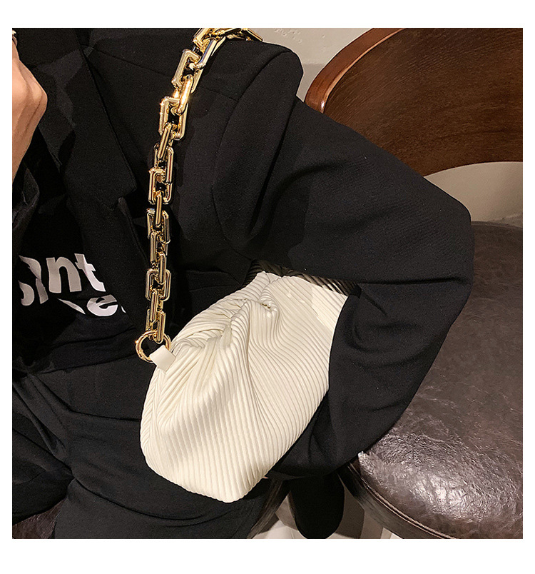 Nihaojewelry Casual Solid Color Folds Single Shoulder Cross-body Thick Chain Handbags Wholesale display picture 3