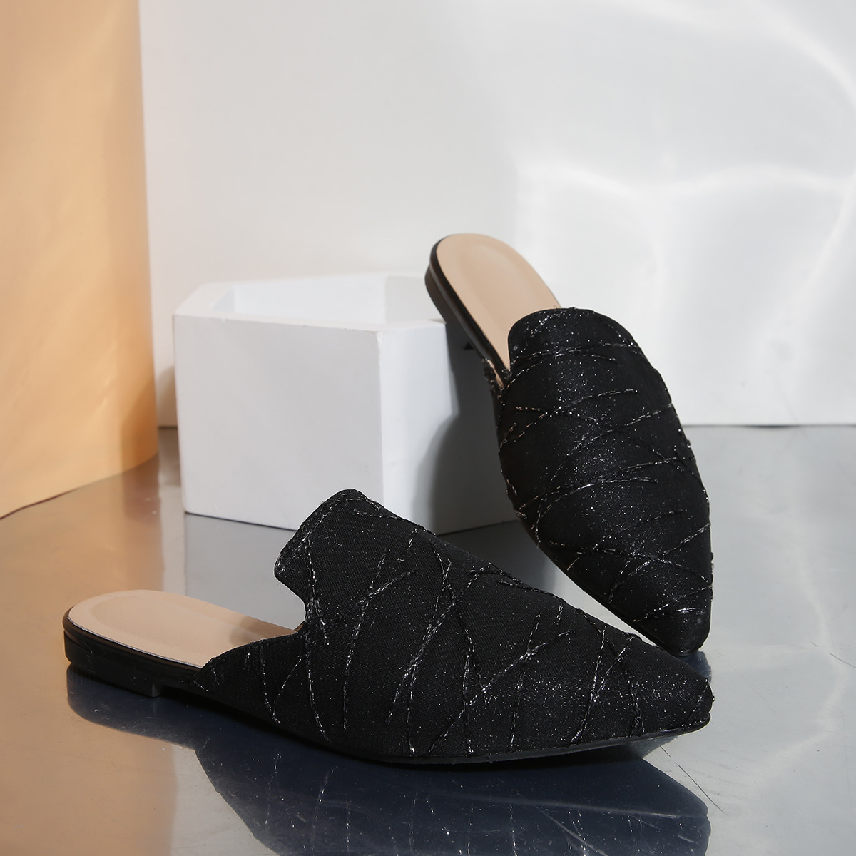 Damsandaler med bullhuvud och halvklackar bär en platt mullersko_voghion.com