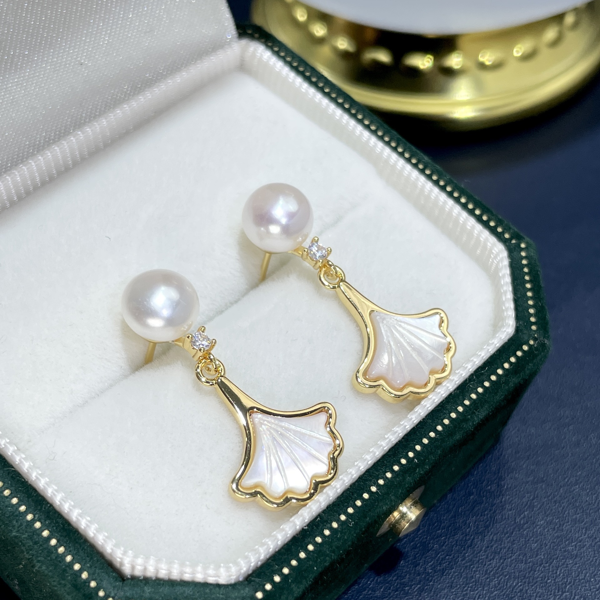 Organic retro earrings from pearl
