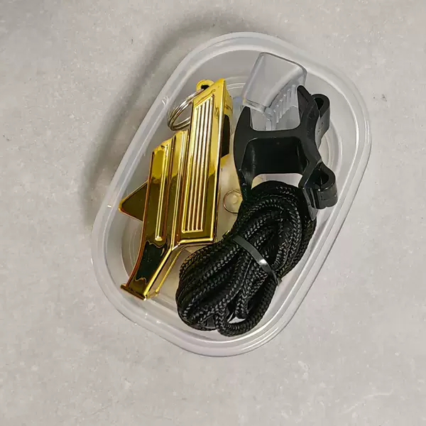 Referees in ball games use whistles for outdoor sports, high-frequency training, and outdoor survival