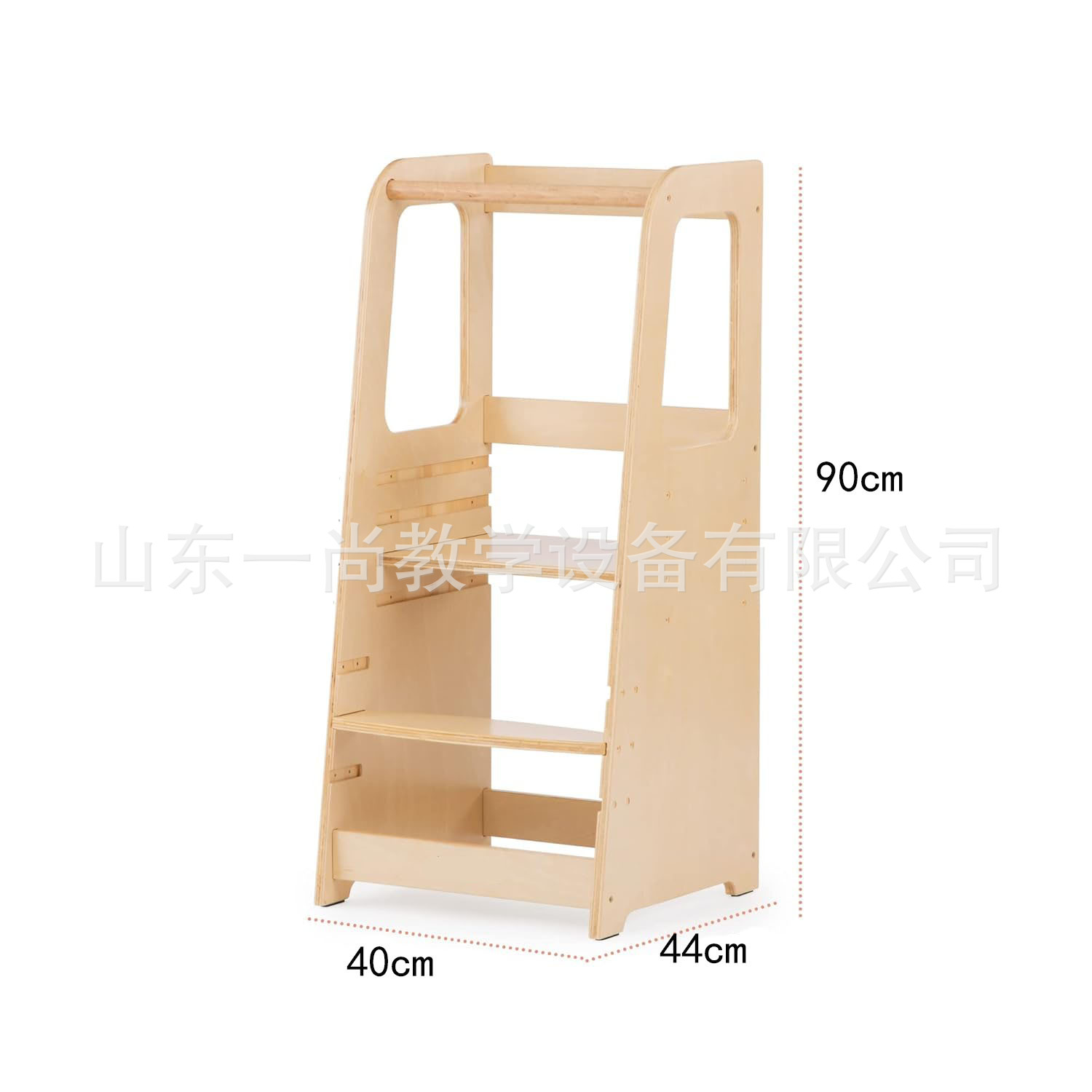 子供の手を洗う腰掛けの赤ちゃんの足は腰掛けを踏みます。