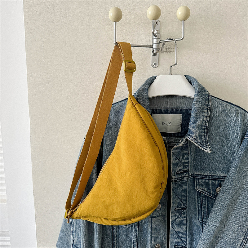 Nueva bola de masa femenina 2023 otoño marea bolsa de hombro simple moda nylon tela deportes mensajero bolsa