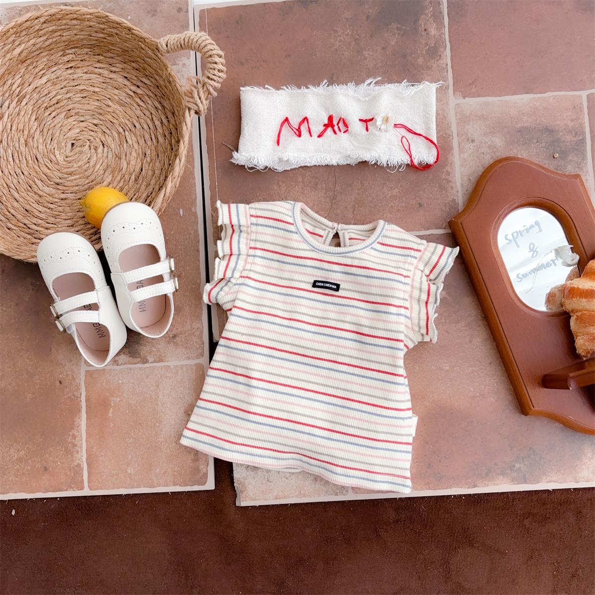 Traje pequeño de estilo occidental para bebés y niños pequeños 2025 verano nuevo estilo coreano delgado top a rayas falda de encaje de dos piezas