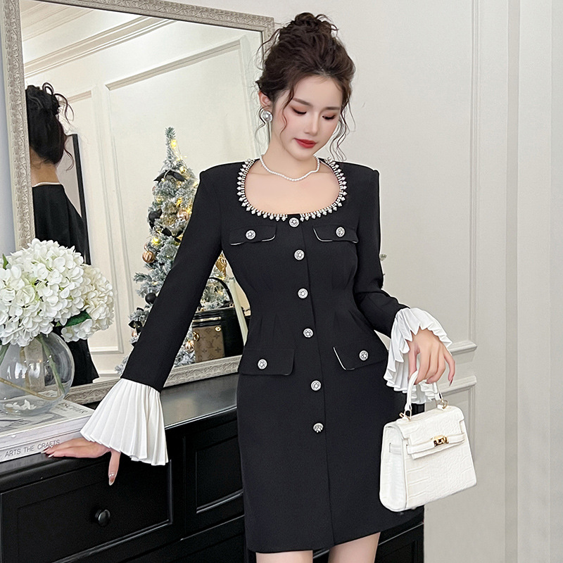 Đầm ôm body nữ cổ vuông tay chuông đính đá kiểu Hepburn — Màu đen