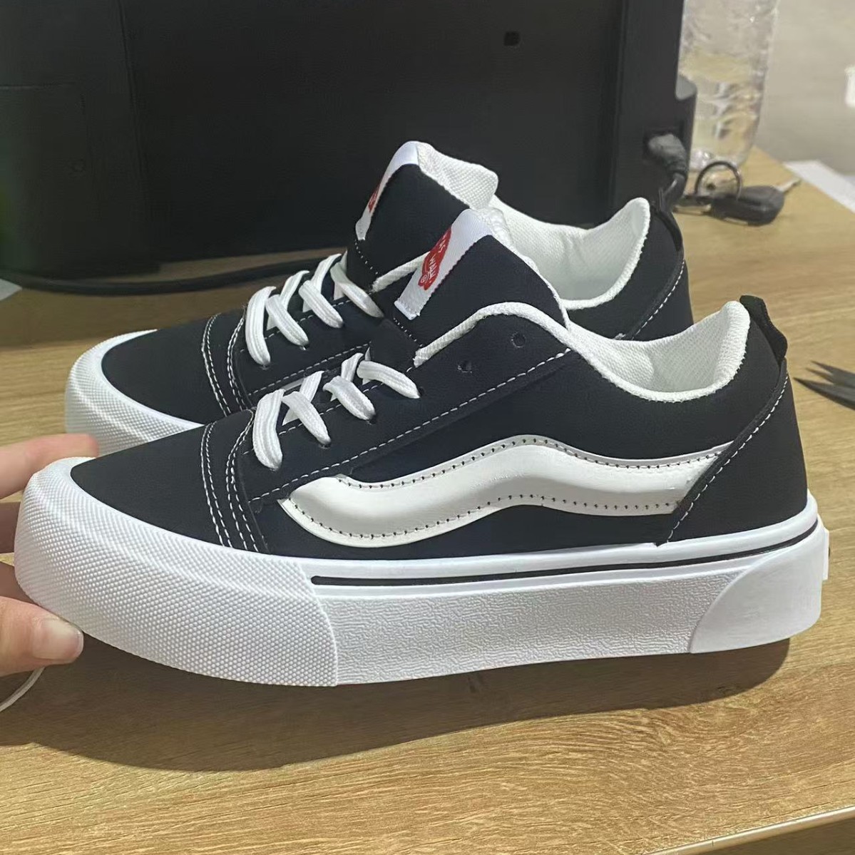 Zapatillas gruesas blancas y negras, zapatillas unisex de caña baja, zapatillas de estudiante, zapatillas casuales de moda estilo americano para parejas, zapatillas de suela gruesa.