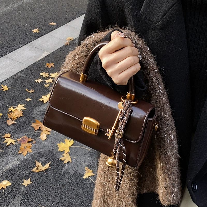 Корейский премиальный смысл ретро сумки женские 2024 новые осенние и зимние дикие сумки через плечо модные ручные небольшие квадратные сумки