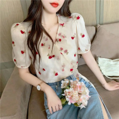 フランスの花のシャツの女性のデザイン感の小さい大衆の短いタイプは腰の夏服の2025年の新型の泡の袖のシフォンの上着を収めます。