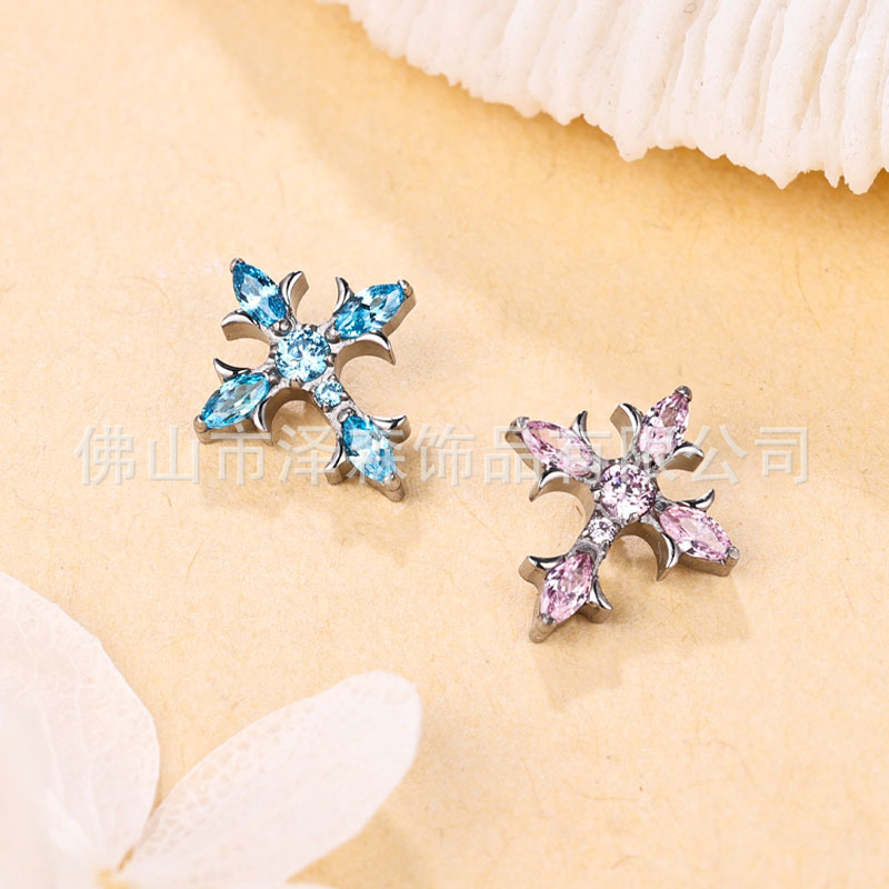 Silver pointed spike labret stud material detail